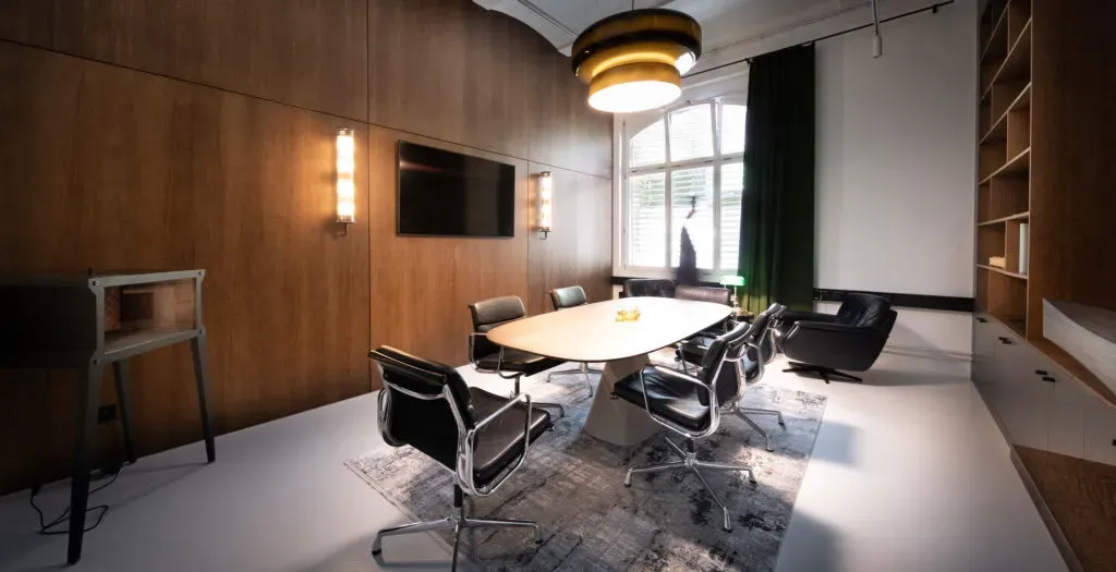 Bueroumbau_Meetingraum_Branschaenke_Zuerich-1024x525-1.webp