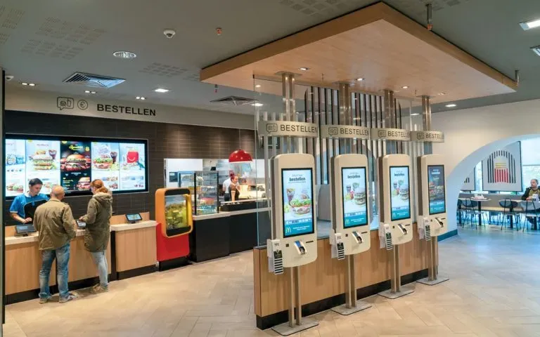 McDonalds-Filiale mit digitalen Terminals ( https://www.mcdonalds-hannover.de/grosse-wiedereroeffnung/ ).